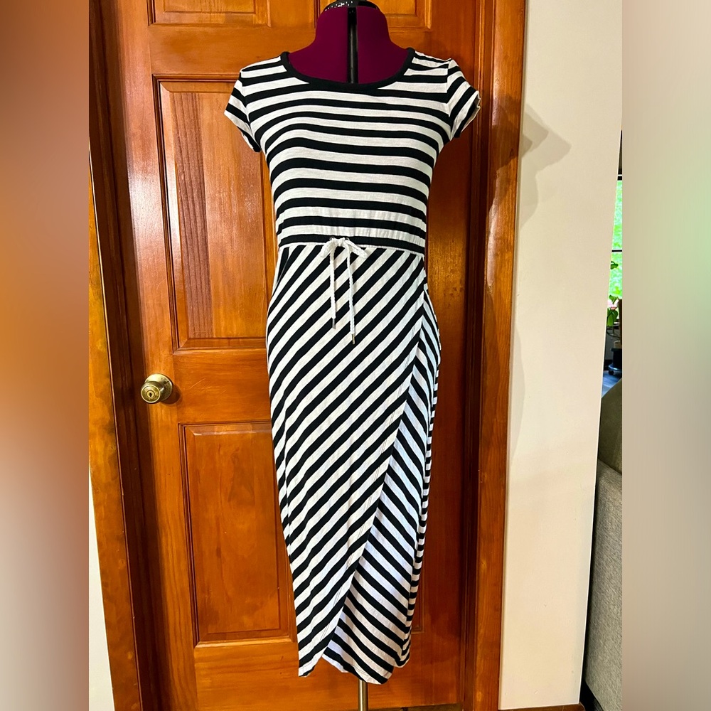 Talbots Mid length wrap style navy and white dress size SMALL